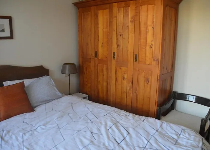 Cosy In Stunning Close To Town